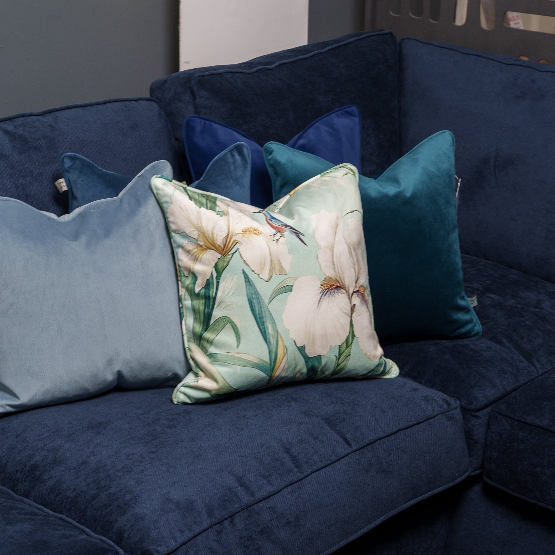 Cushion F+H Velvet Floral Iris