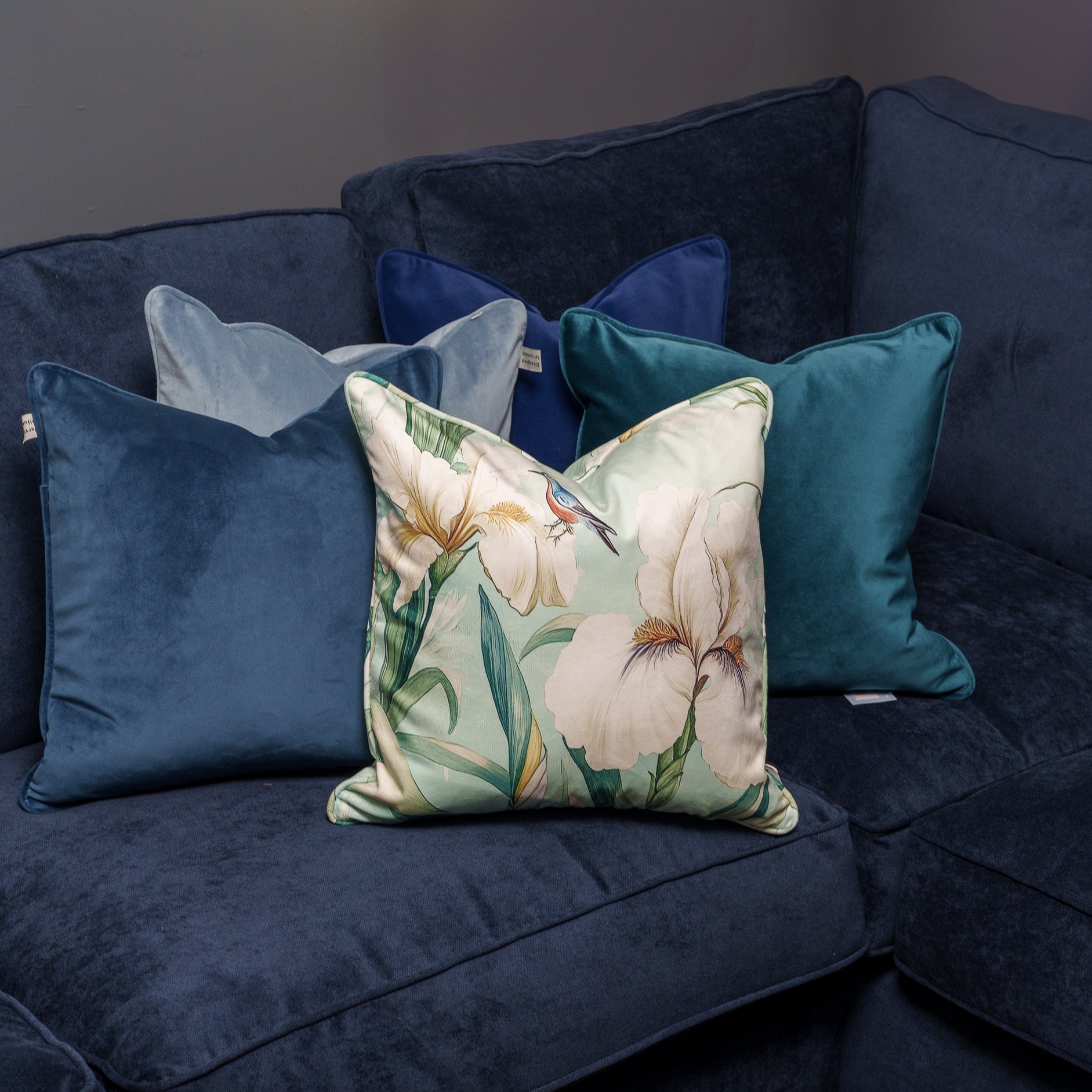 Cushion F+H Velvet Floral Iris